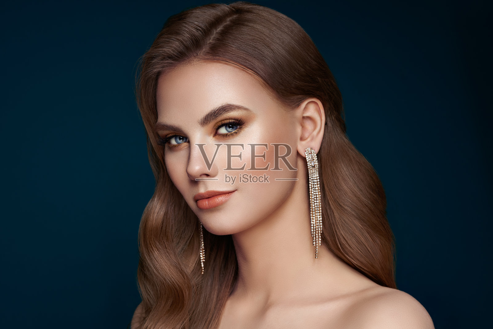 肖像美丽的女人与珠宝照片摄影图片