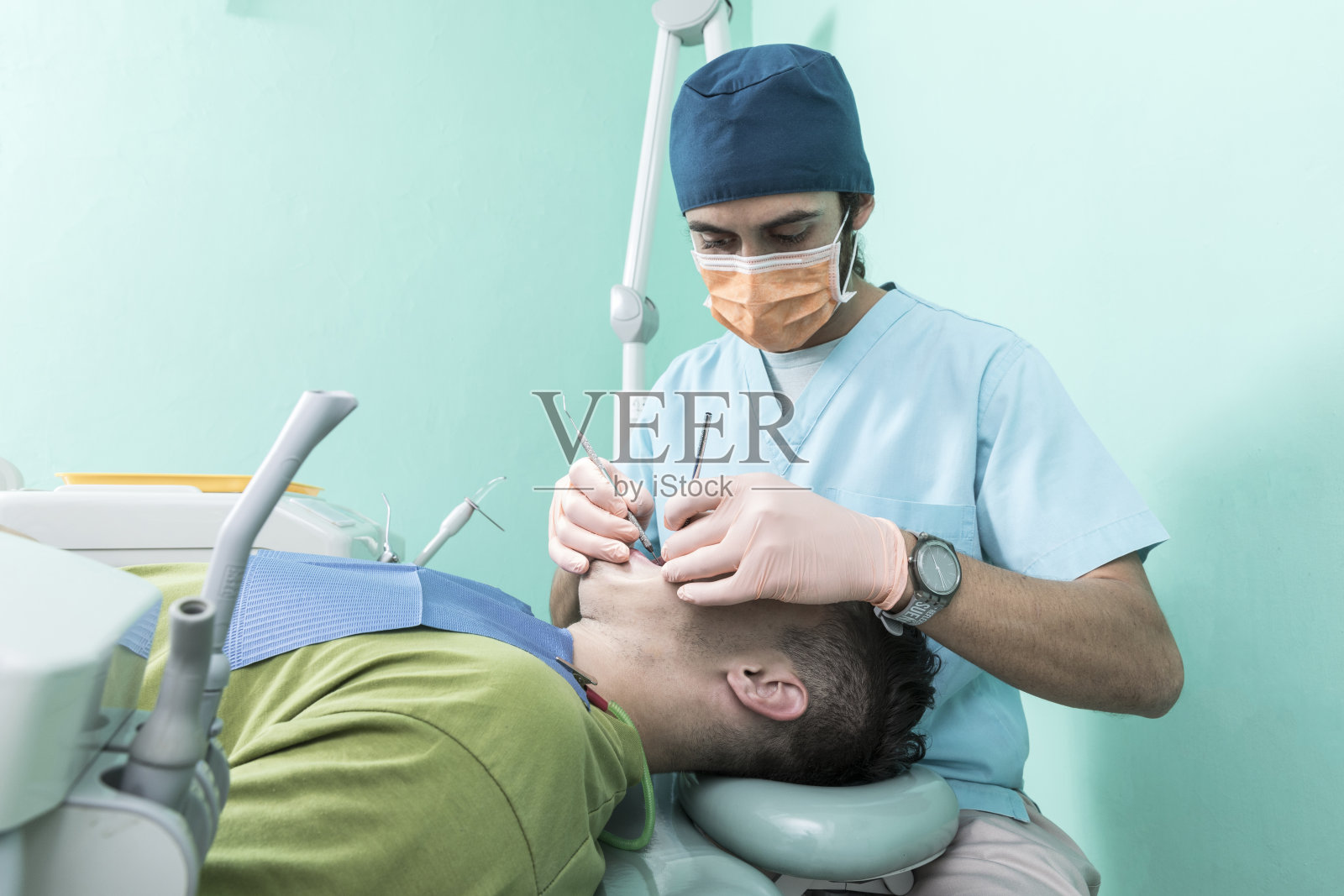 牙科医生和病人在一个现代化的牙科办公室。照片摄影图片