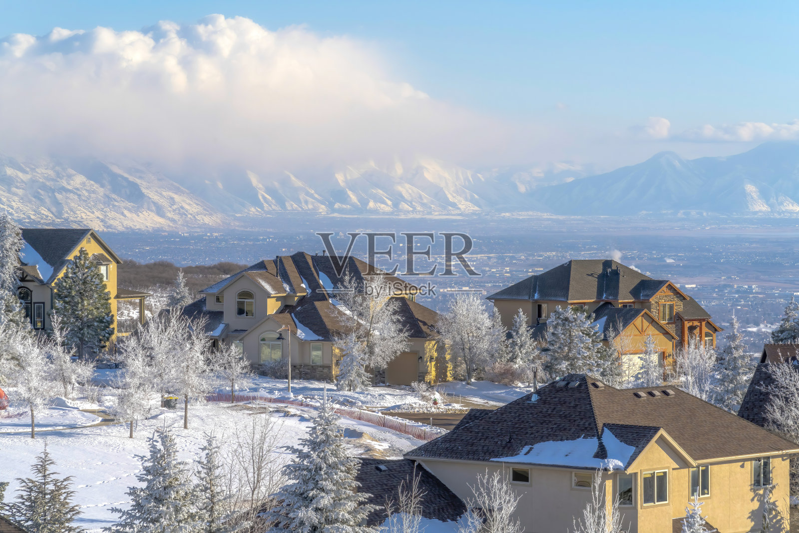 家在宏伟的瓦萨奇山设置与山谷的全景照片摄影图片