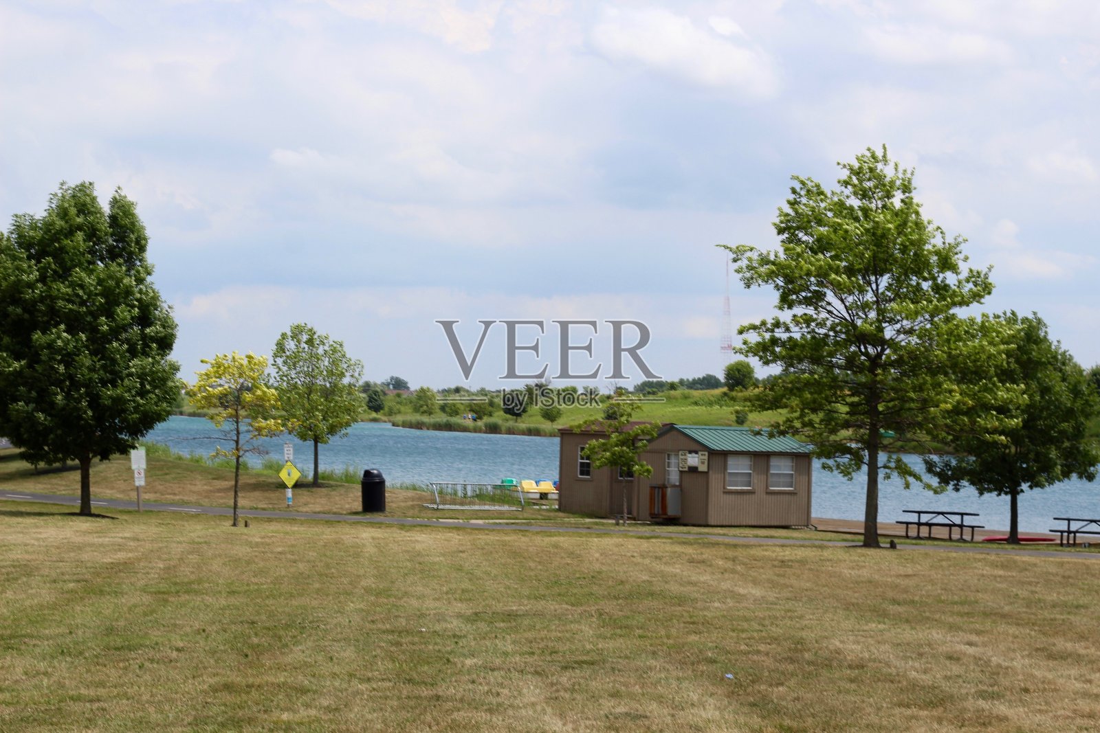 湖绿夏季景观照片摄影图片