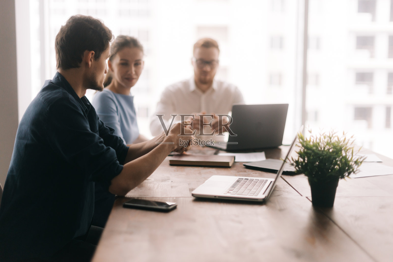 一个年轻的商人告诉他的伙伴关于现代办公室的项目照片摄影图片