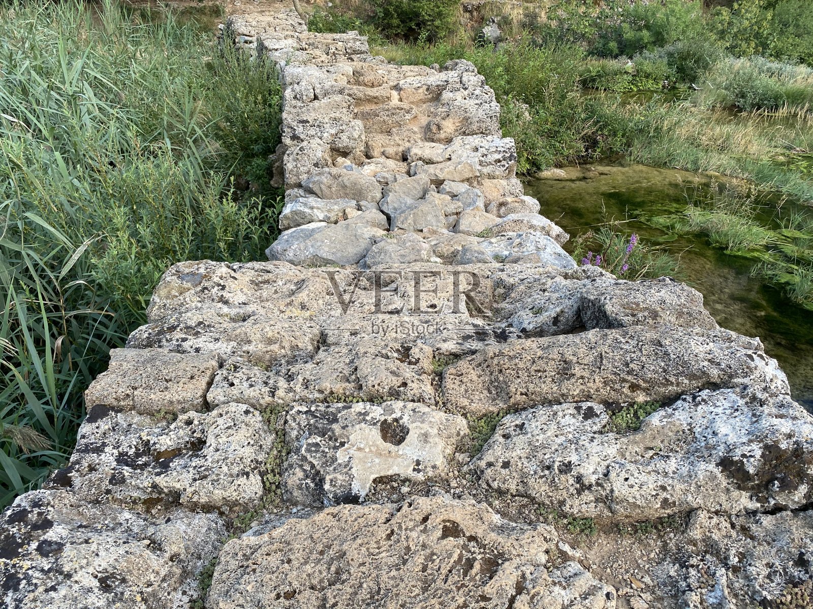 古石桥在自然环境克鲁帕河上。照片摄影图片