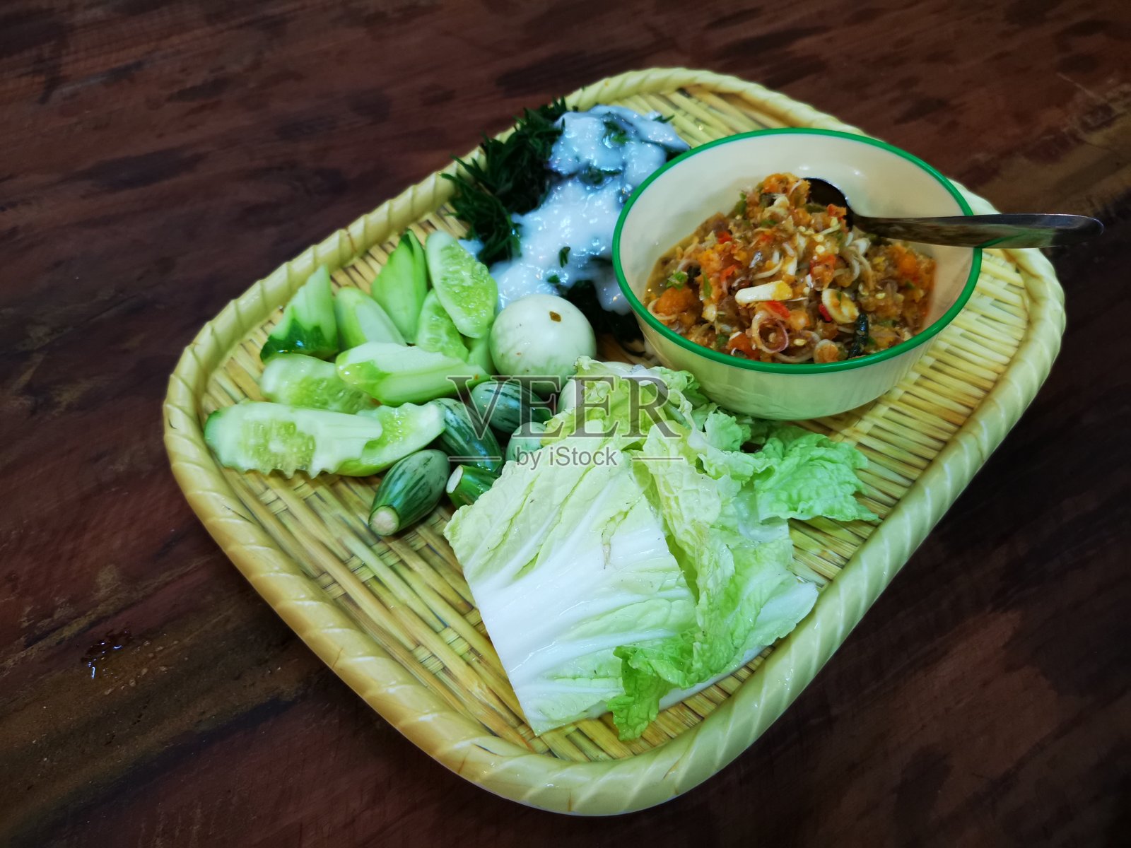 蟹蛋辣椒酱配蔬菜照片摄影图片