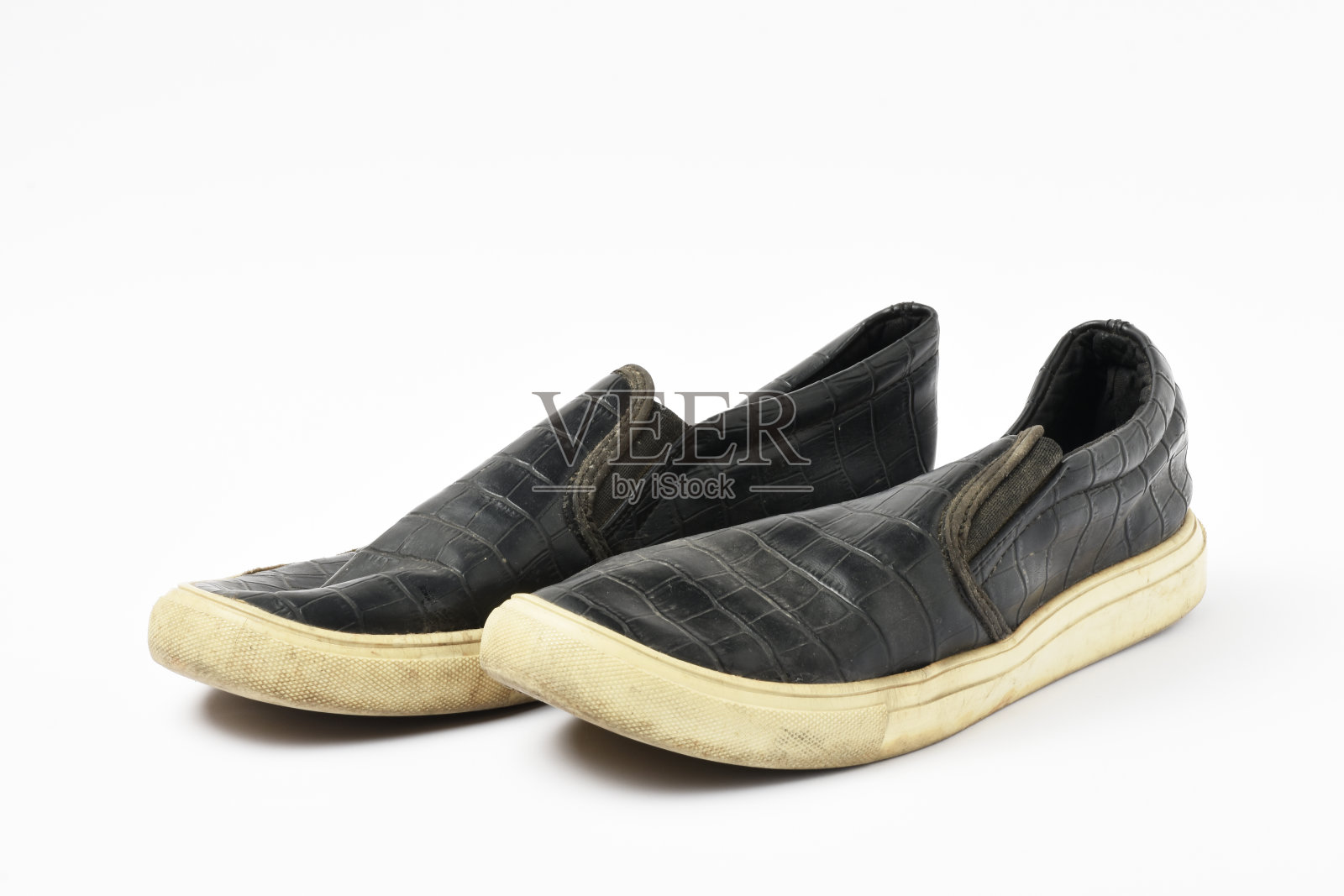 一双白色背景的旧鞋照片摄影图片