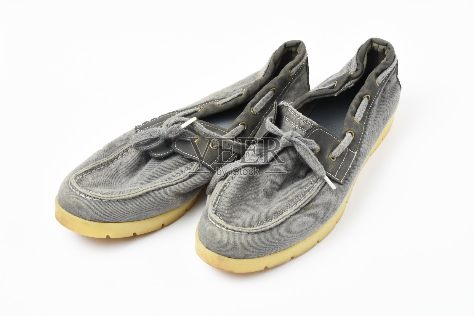 一双白色背景的旧鞋照片摄影图片