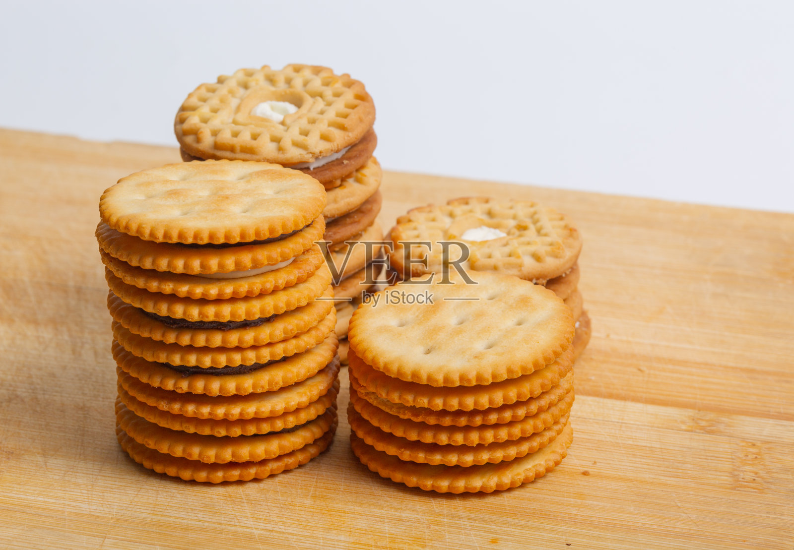 奶油三明治饼干放在木板上照片摄影图片