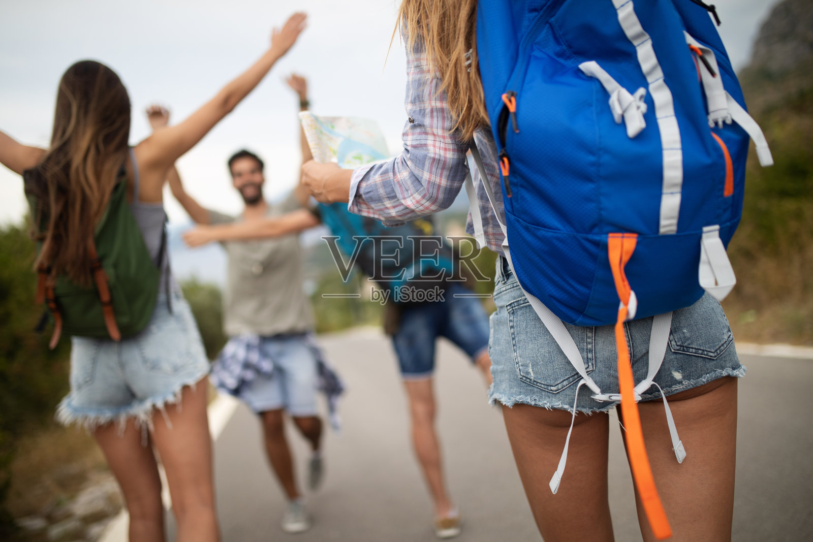 一群快乐的朋友旅行者散步和有乐趣。旅游生活方式和度假概念照片摄影图片