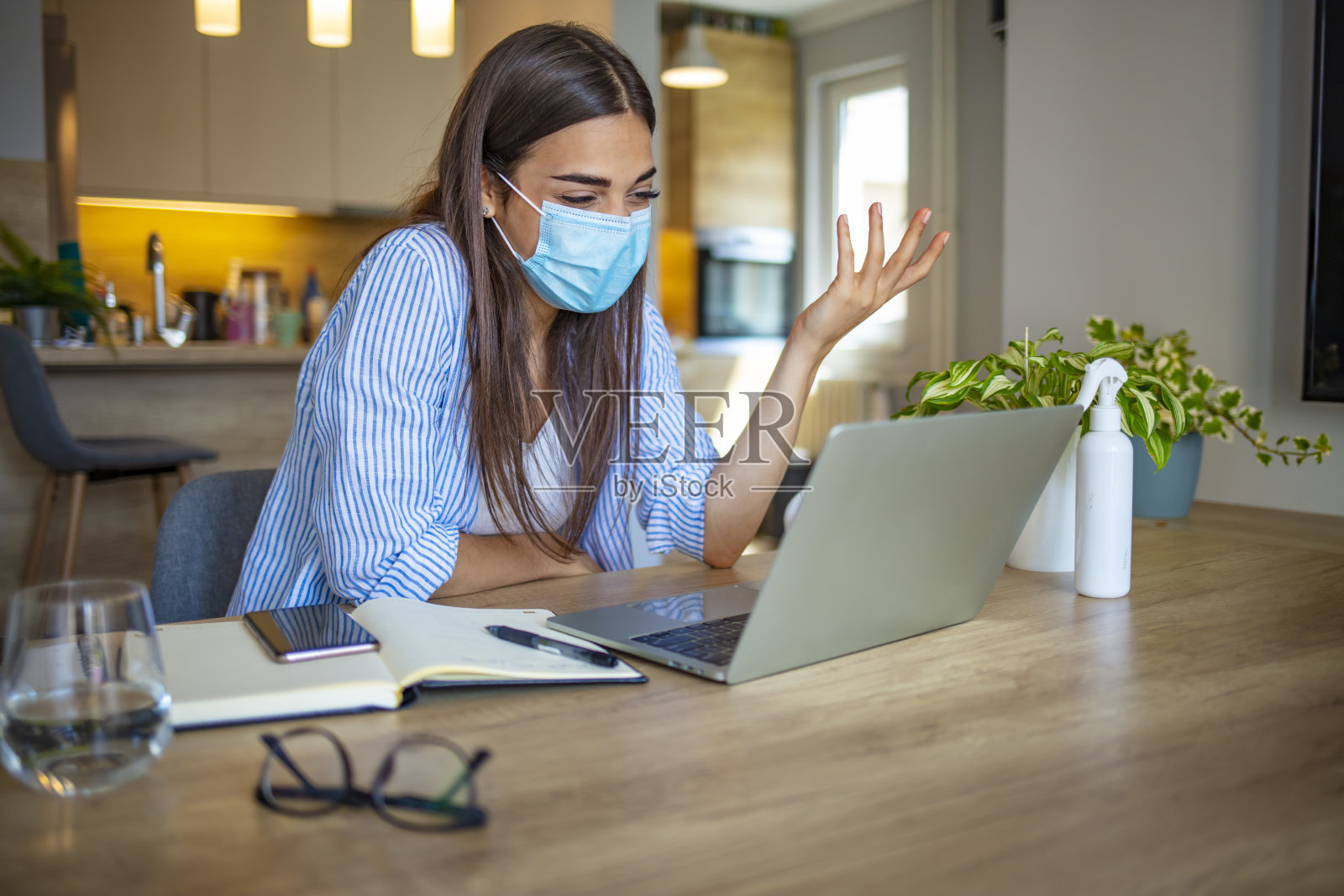 视频通话，在家在线工作。照片摄影图片