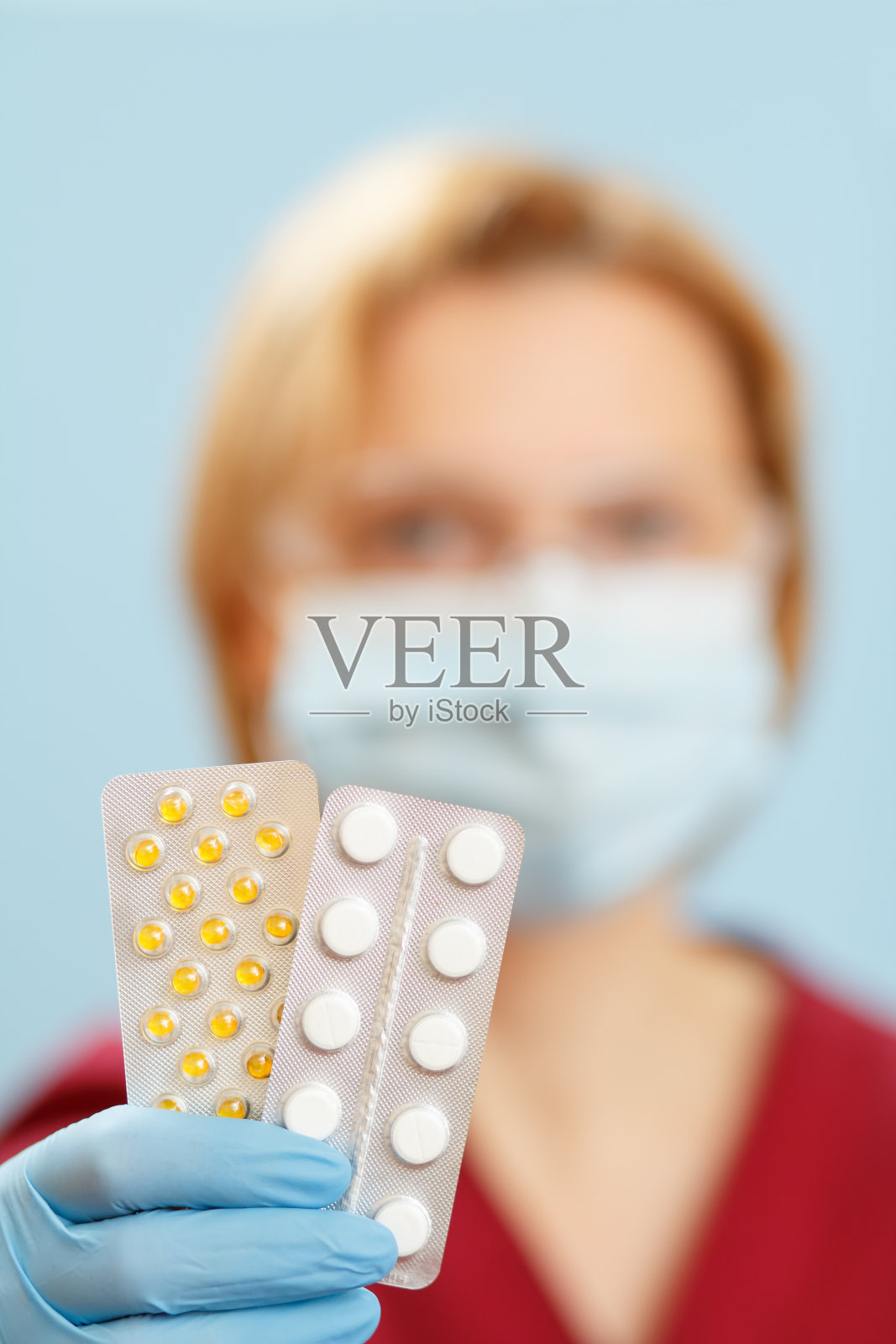 女医生的手在乳胶手套与药丸。照片摄影图片