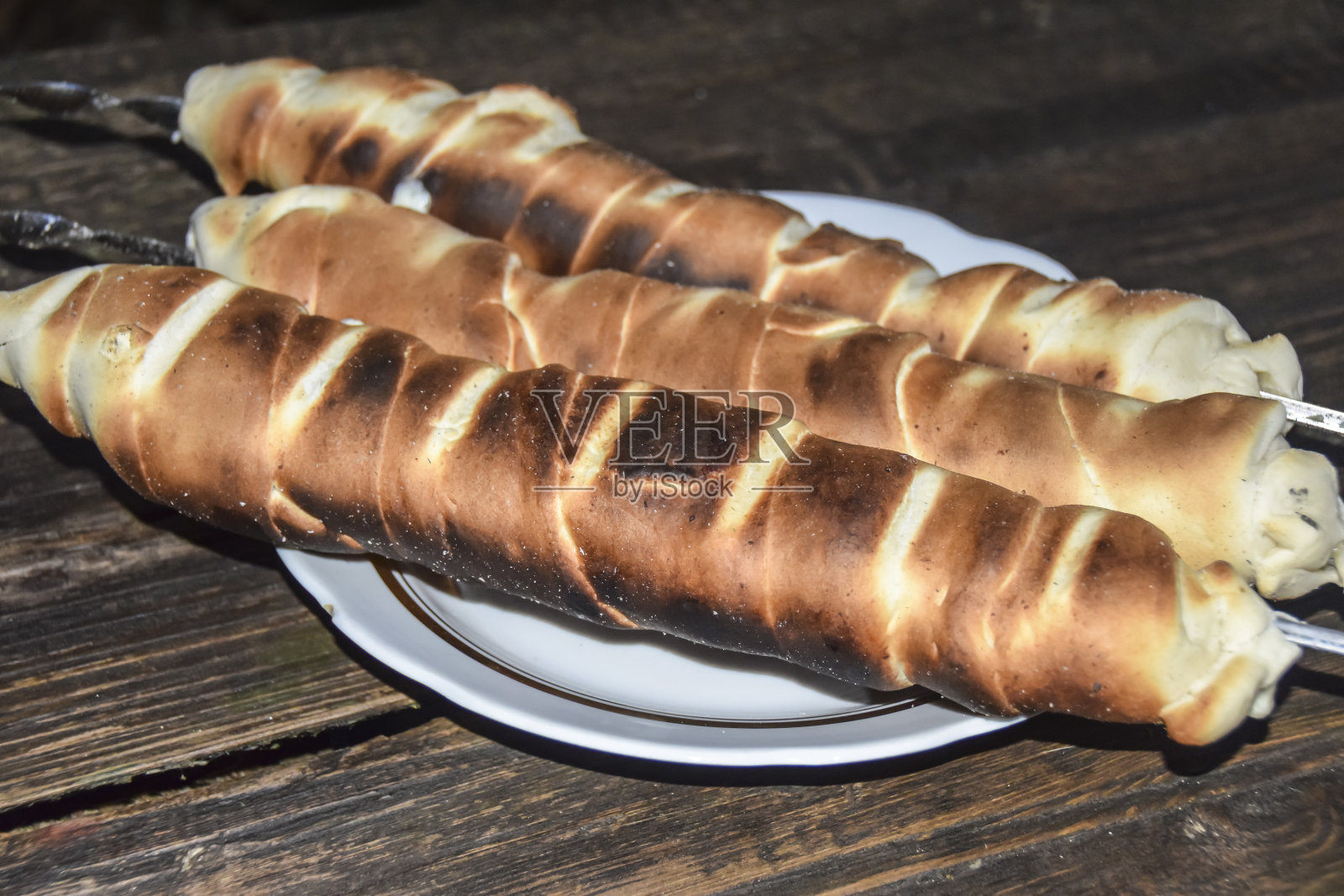 哈切布里烤肉，炸奶酪串在生面团上照片摄影图片