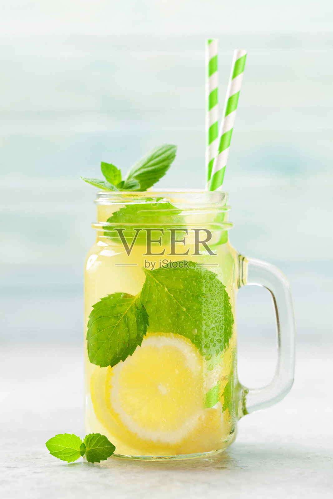 柠檬和薄荷自制柠檬水照片摄影图片