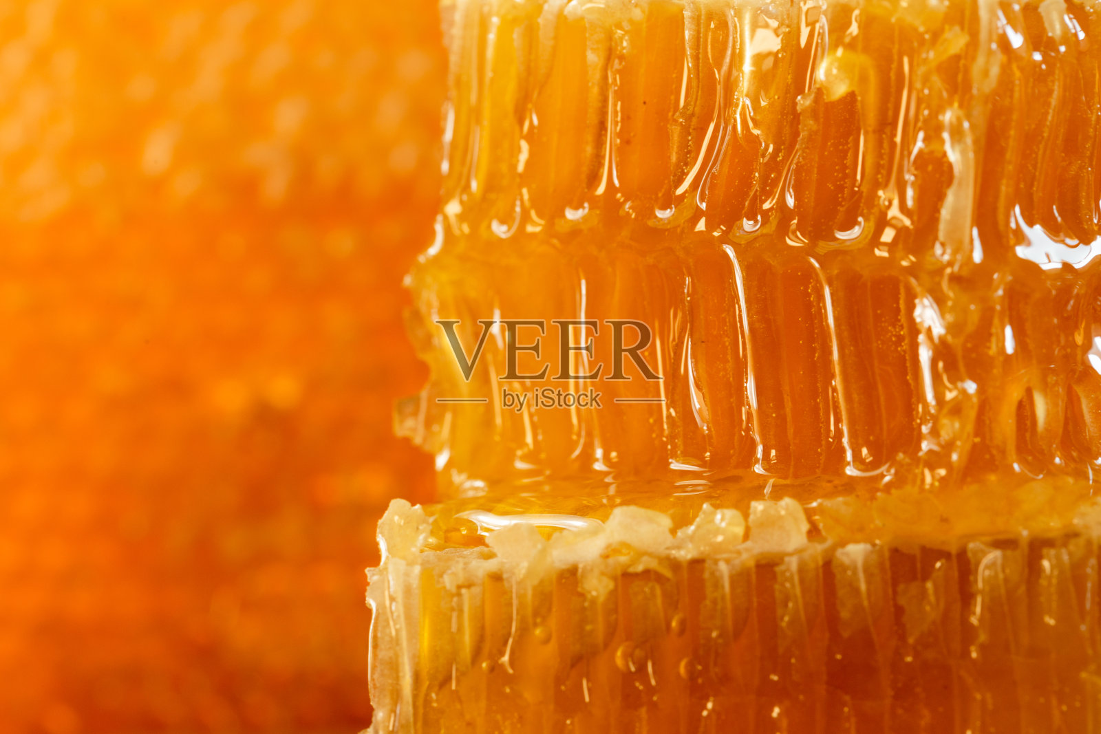 旧木桌上放着有机蜂蜜和乡村面包。健康的吃早餐。照片摄影图片