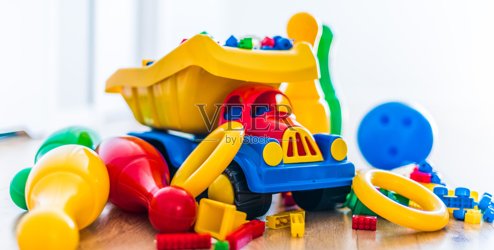 彩色的塑料儿童玩具在地板上照片摄影图片
