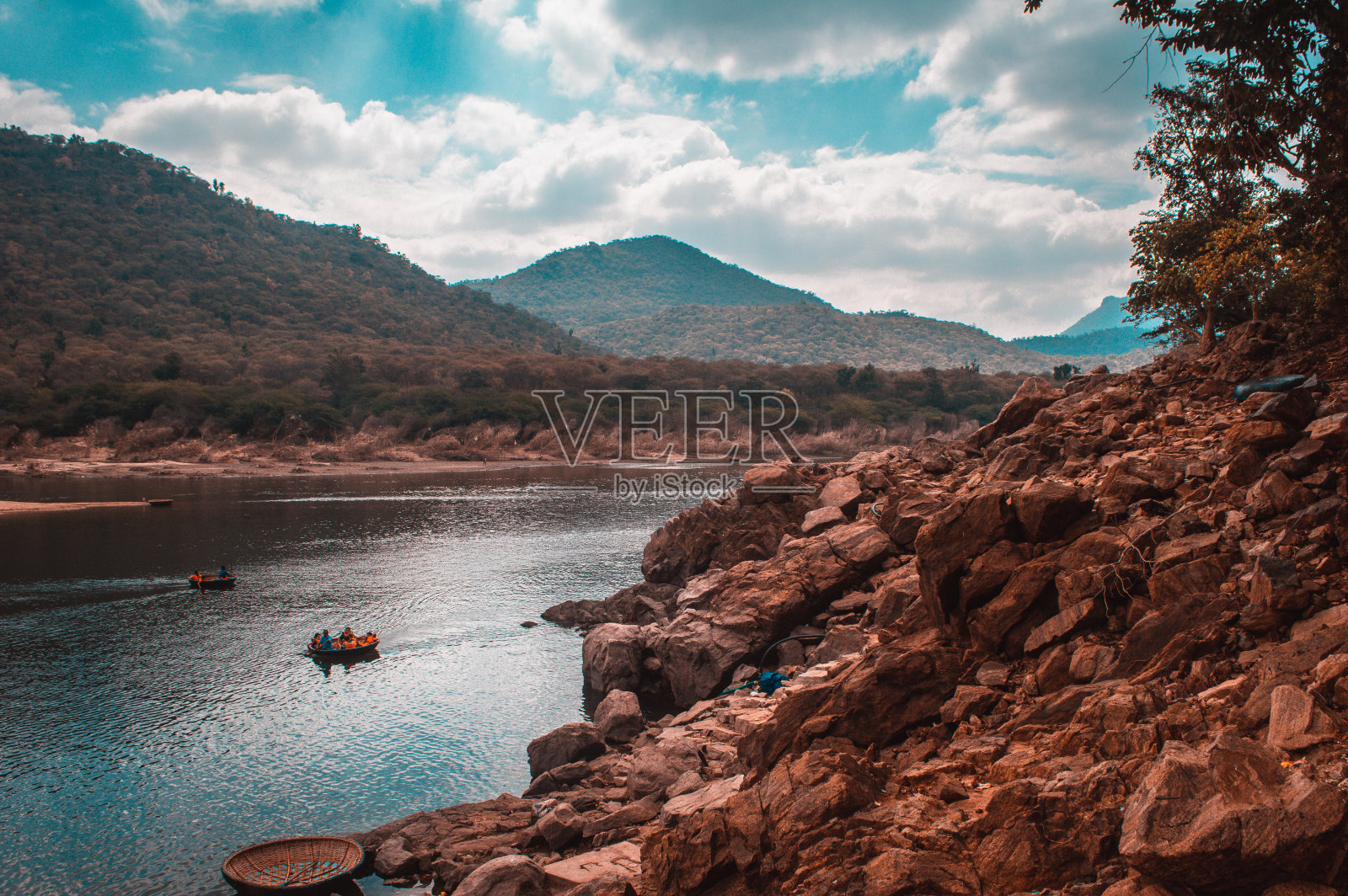 印度南部Hogenakkal瀑布的山区照片摄影图片