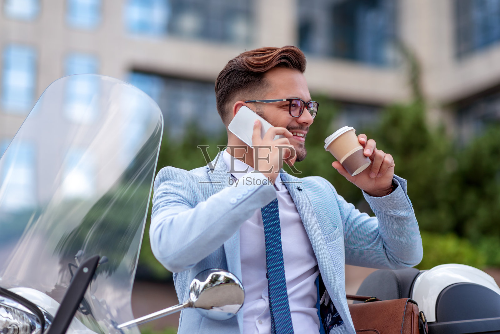 迷人的年轻户外商人照片摄影图片