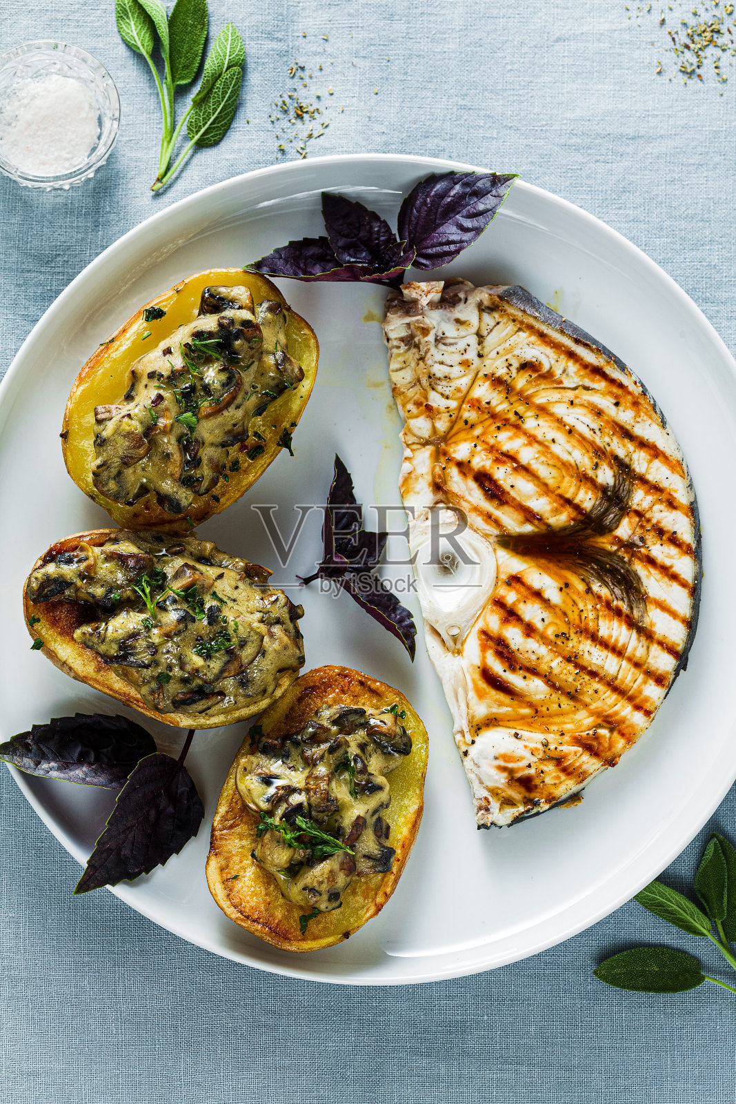 搭配烤蘑菇土豆和剑鱼排。为家人准备健康的午餐或晚餐照片摄影图片