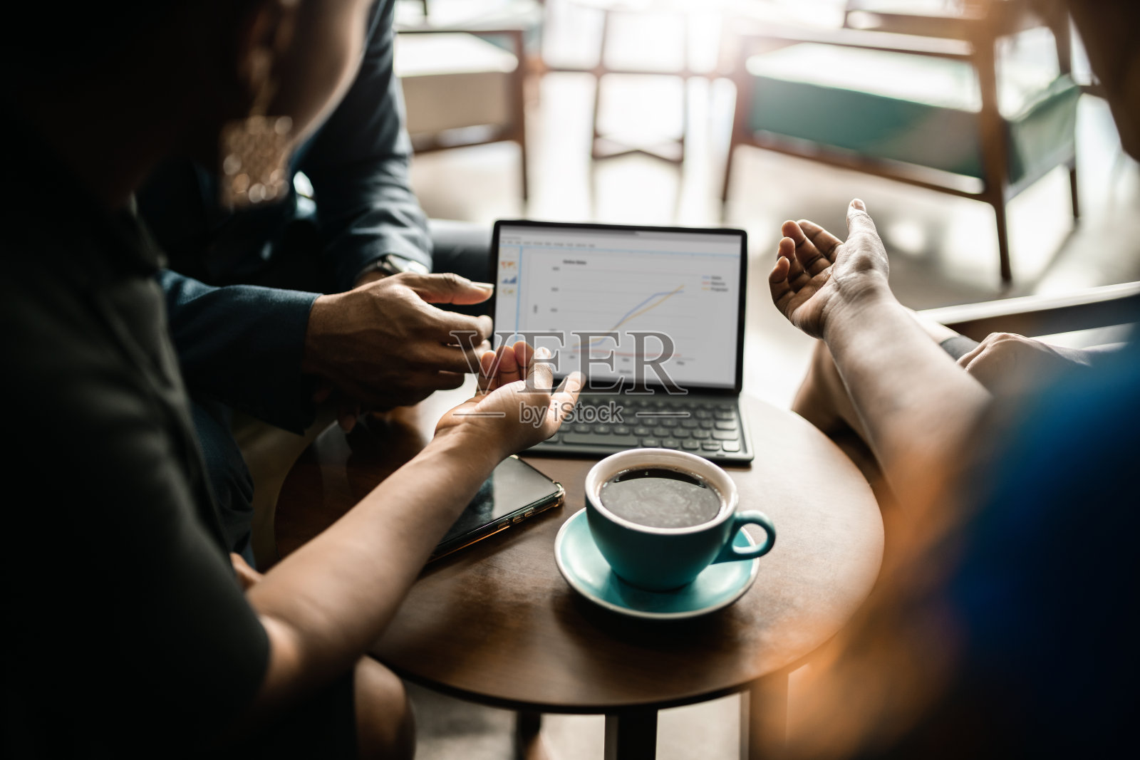 商务人士在会议期间在平板电脑上浏览图表照片摄影图片