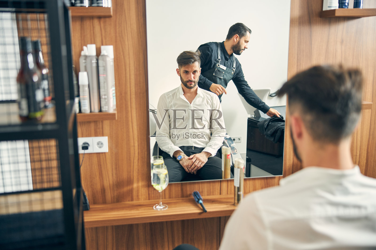 细心的胡子男拿着他的乐器照片摄影图片