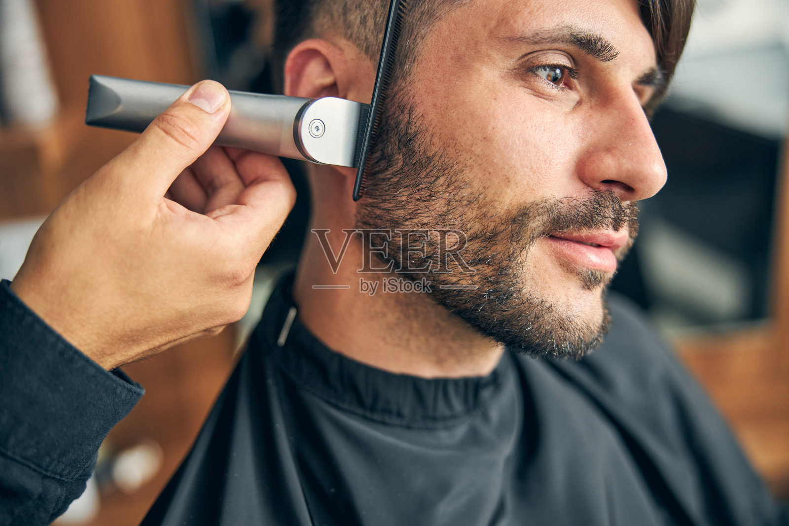 年轻男子在理发店的特写照片摄影图片