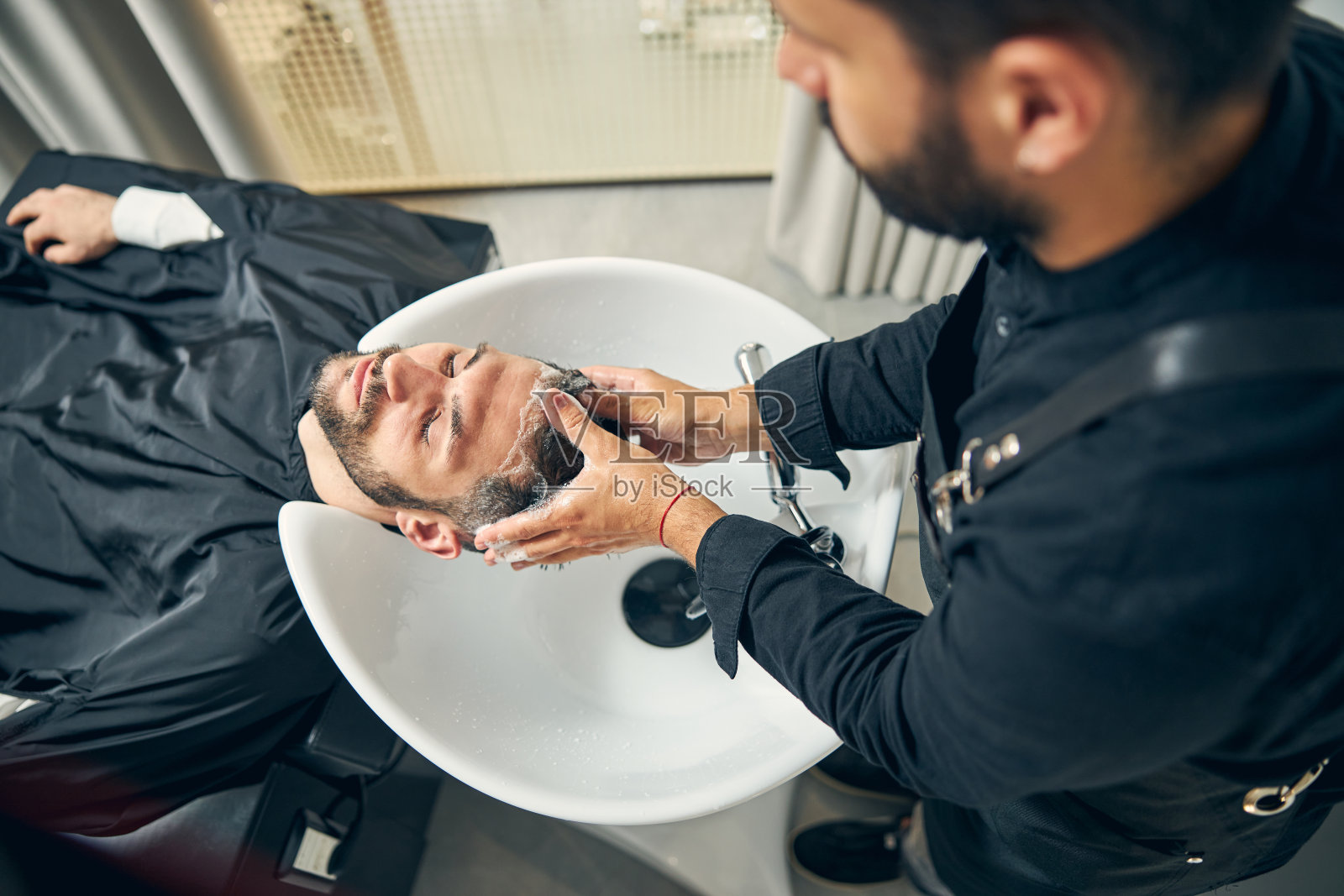 剪发前主人洗头发的特写照片摄影图片