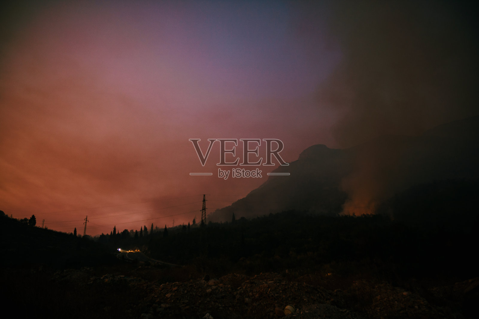 山林大火映衬着火红的晚霞天空。照片摄影图片