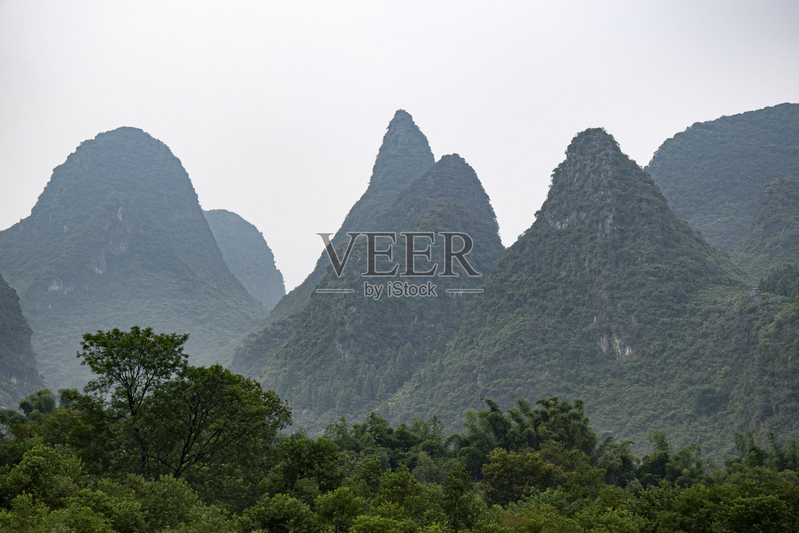 壮观的锯齿状山顶上有植被照片摄影图片