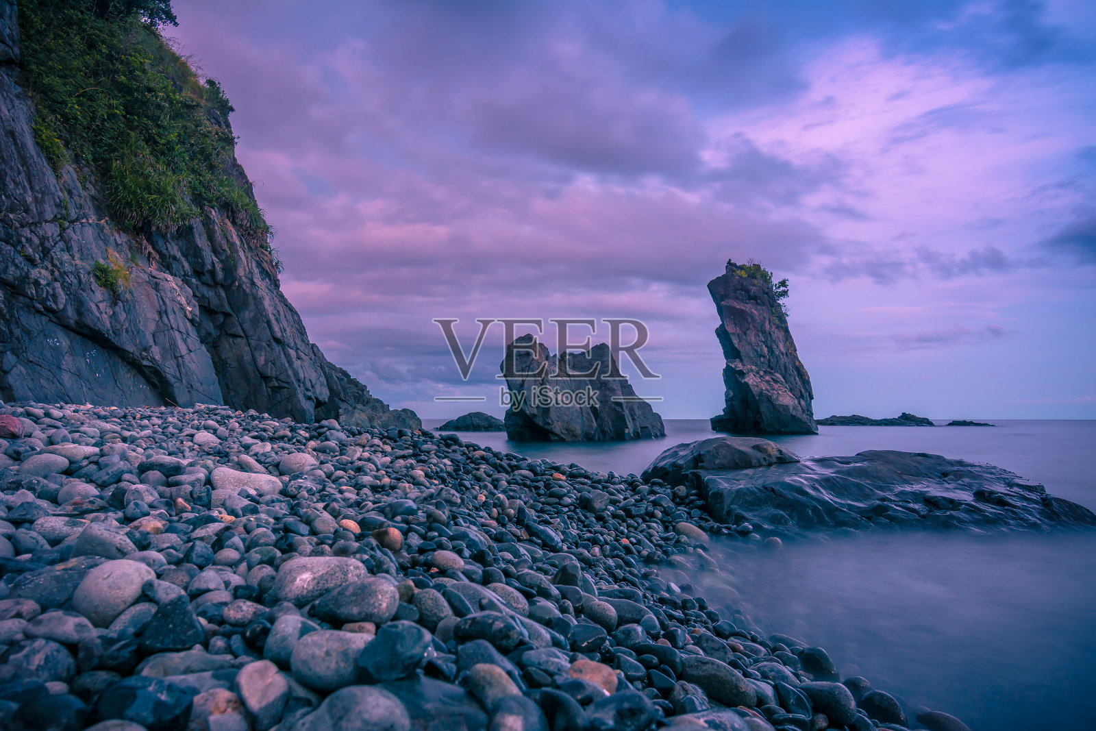 安培海滩的黄昏，迪帕库劳，奥罗拉。吕宋岛东海岸的圆石滩。照片摄影图片