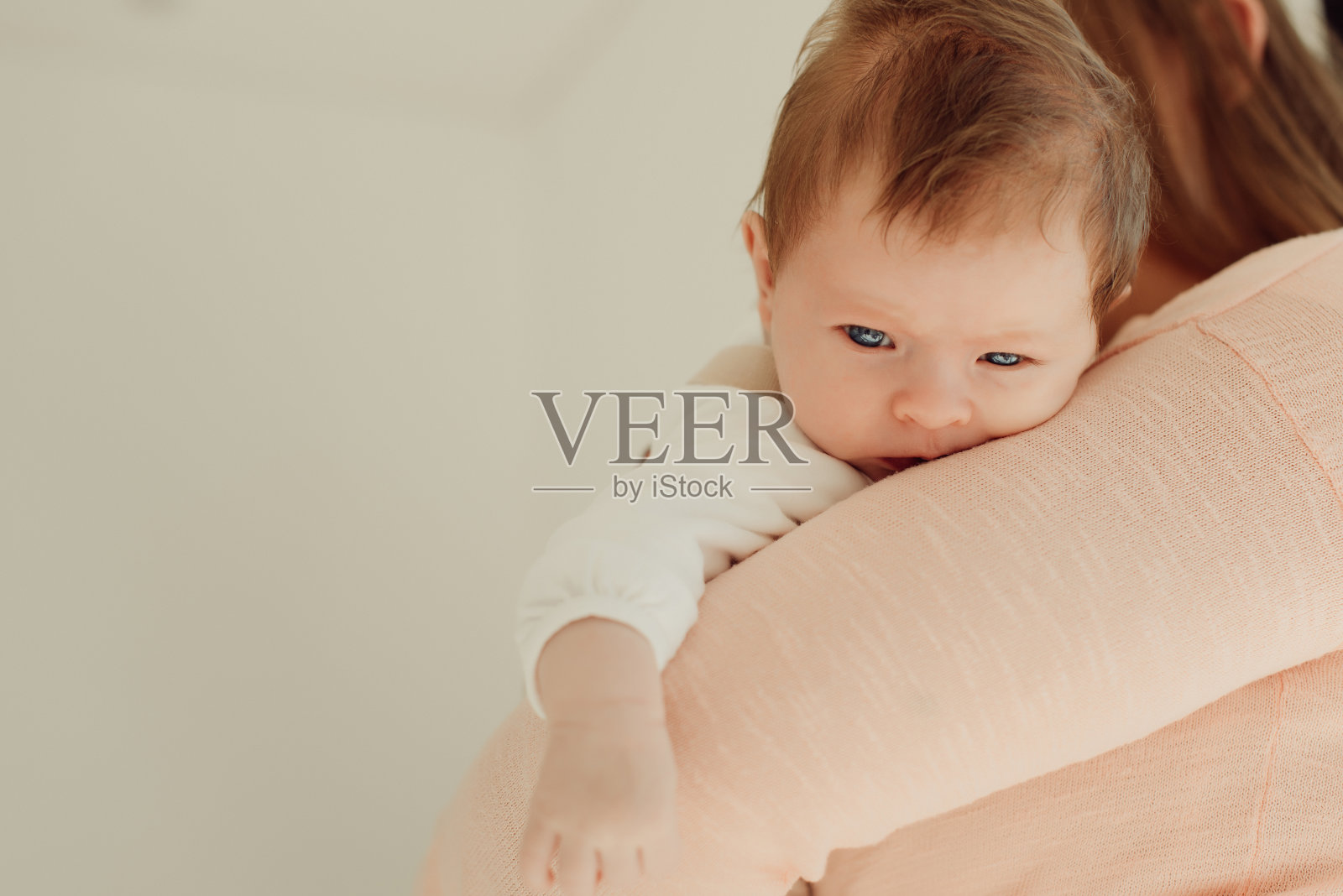 年轻的母亲抱着刚出生的婴儿照片摄影图片