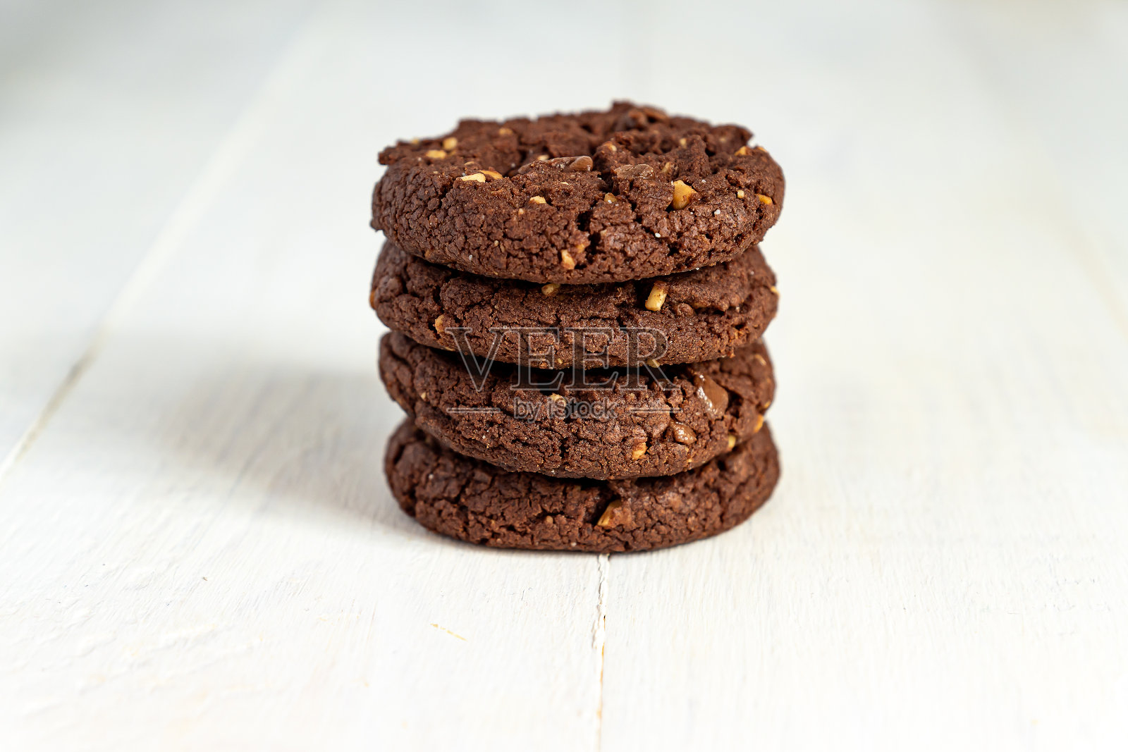白色木质背景上的自制美国巧克力曲奇。新鲜的糕点。照片摄影图片