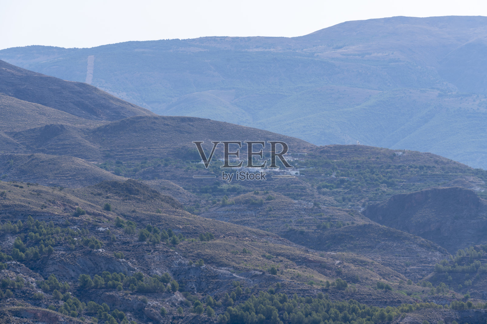 一个山边的小镇照片摄影图片