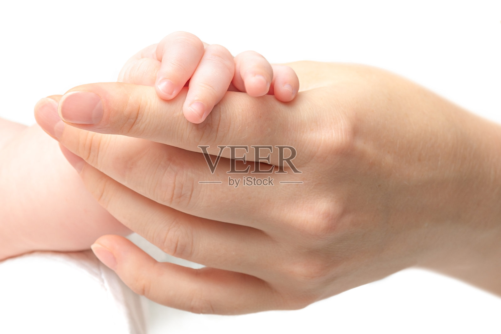 新生儿手握母亲的手。初生稚嫩之手照片摄影图片