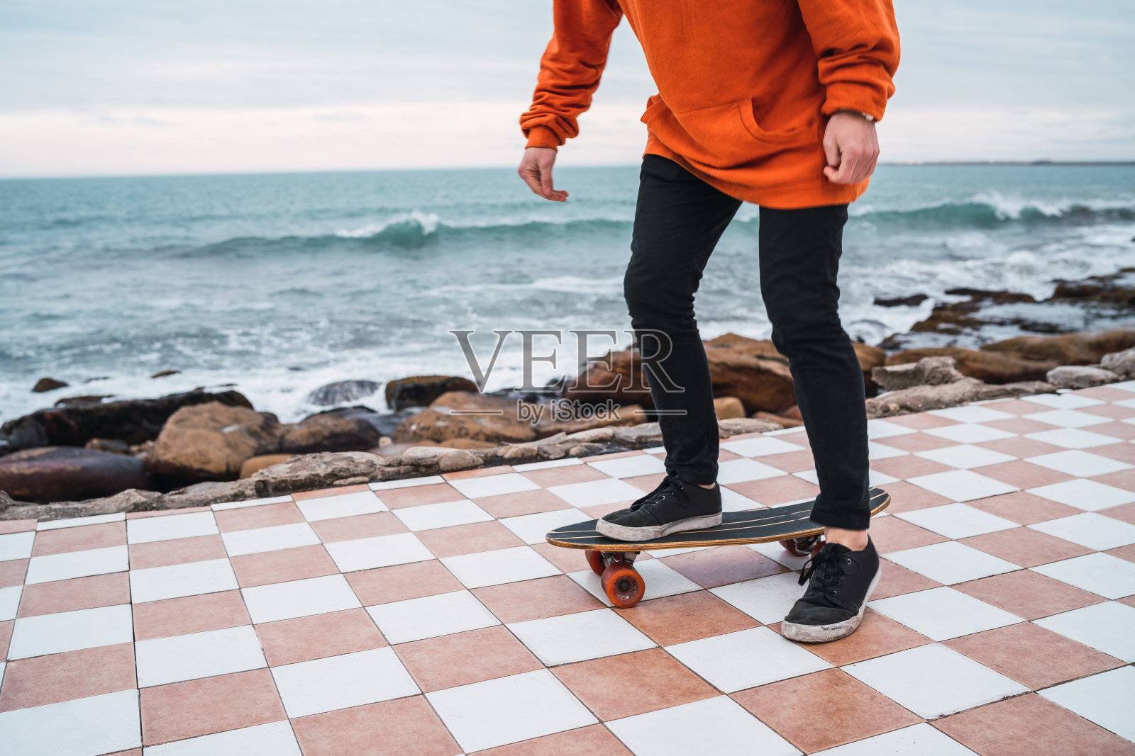 男子在练习滑板。照片摄影图片