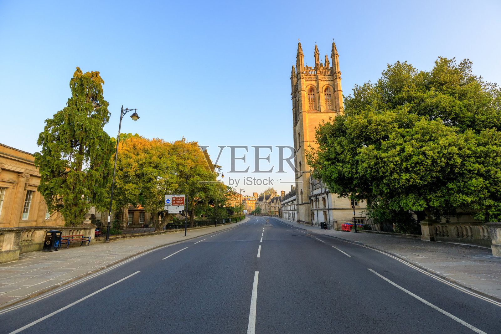 日出时牛津的莫德林桥和莫德林塔。照片摄影图片