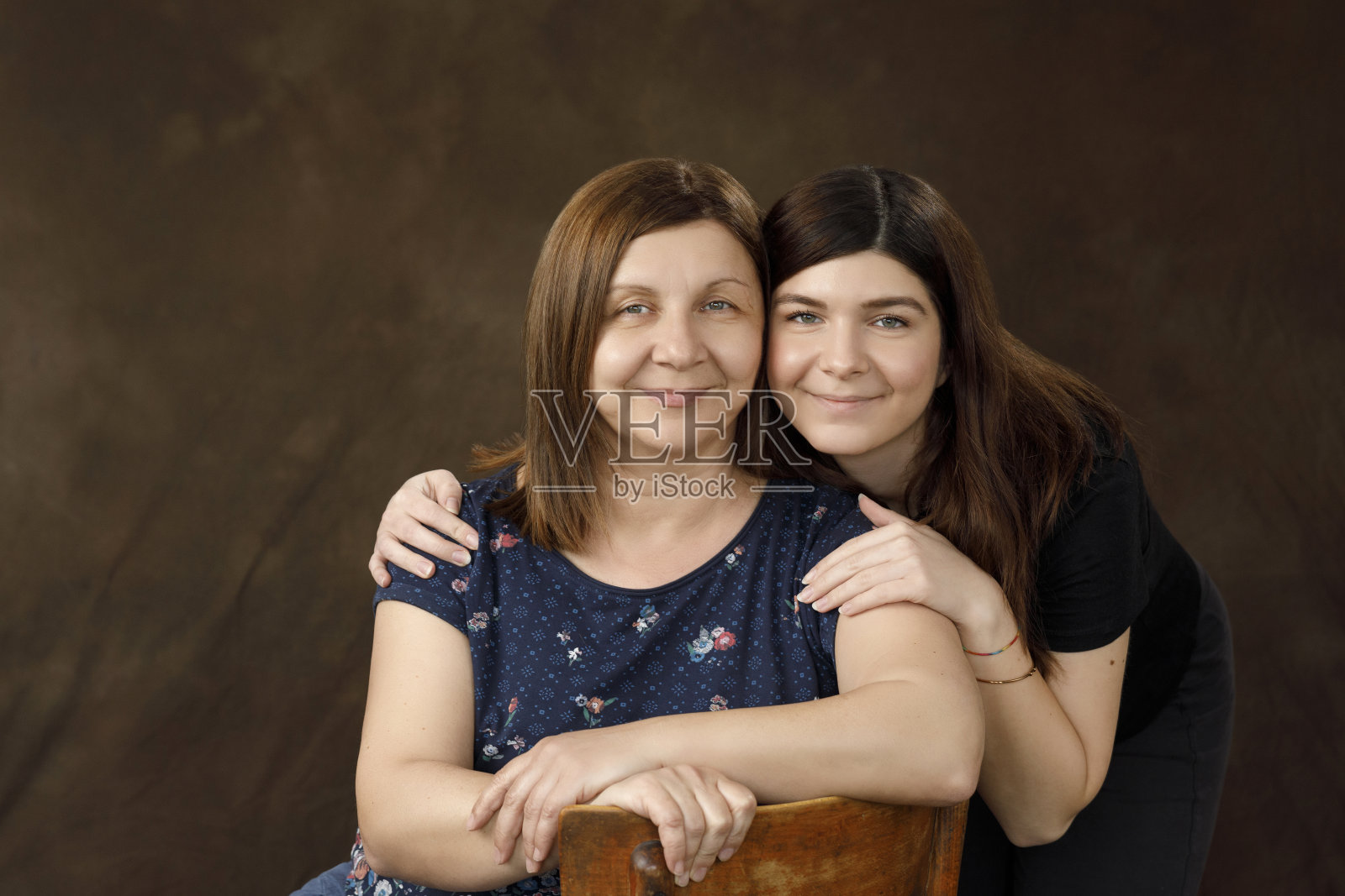 母亲和女儿的自然全家福。休闲的生活方式照片摄影图片