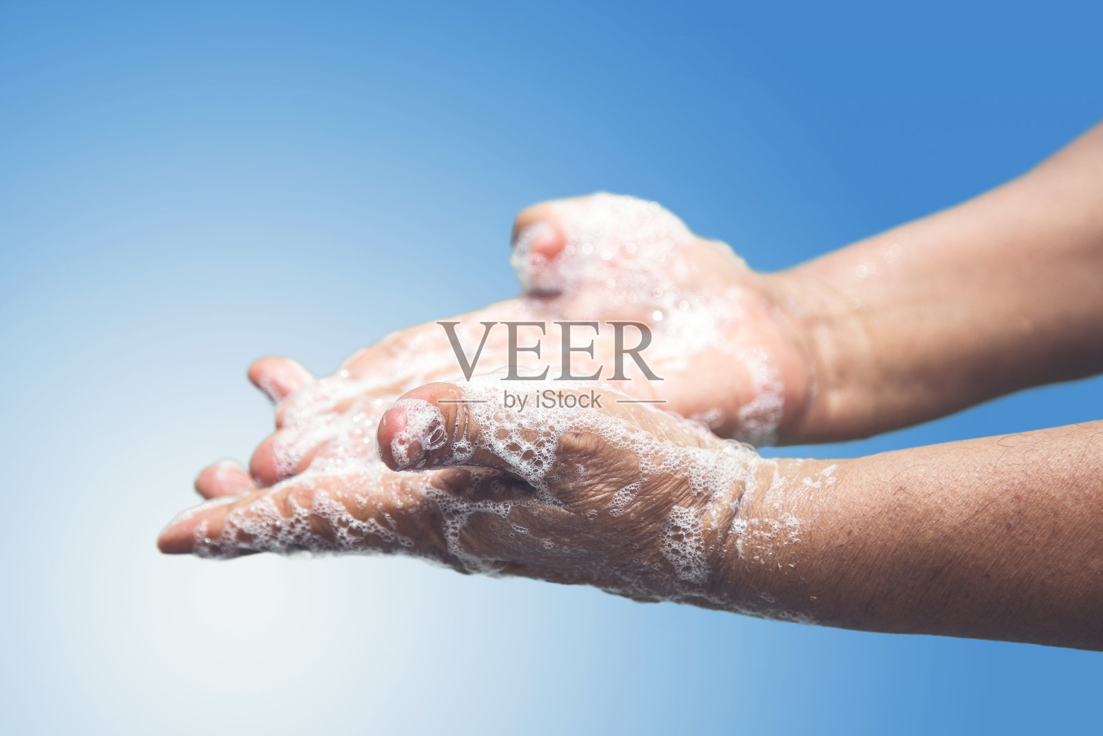 用肥皂洗手可以防止细菌、细菌或病毒。清洁双手。卫生的概念照片摄影图片