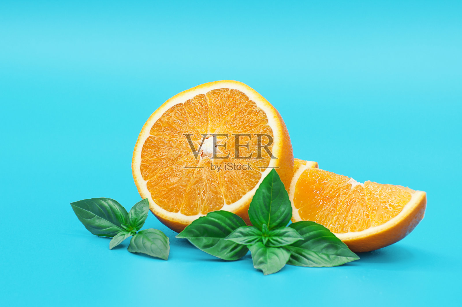 从西班牙瓦伦西亚分离的切片橙色在浅蓝色背景照片摄影图片