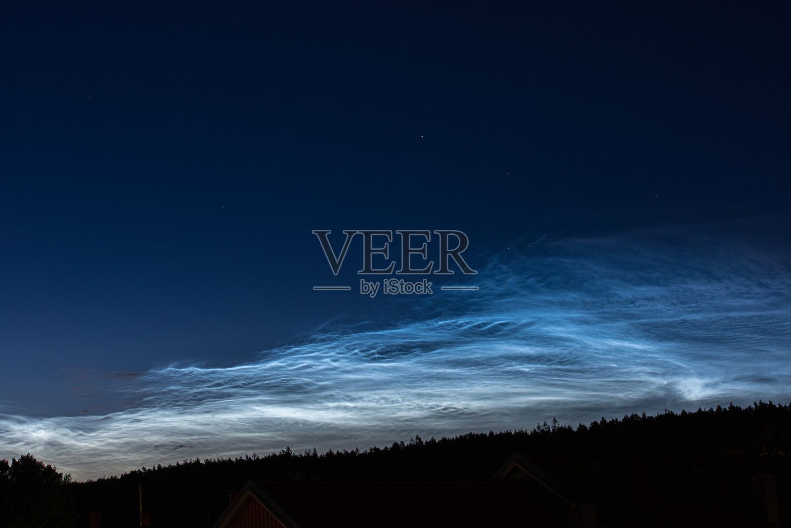 夜光云在午夜高空中照片摄影图片