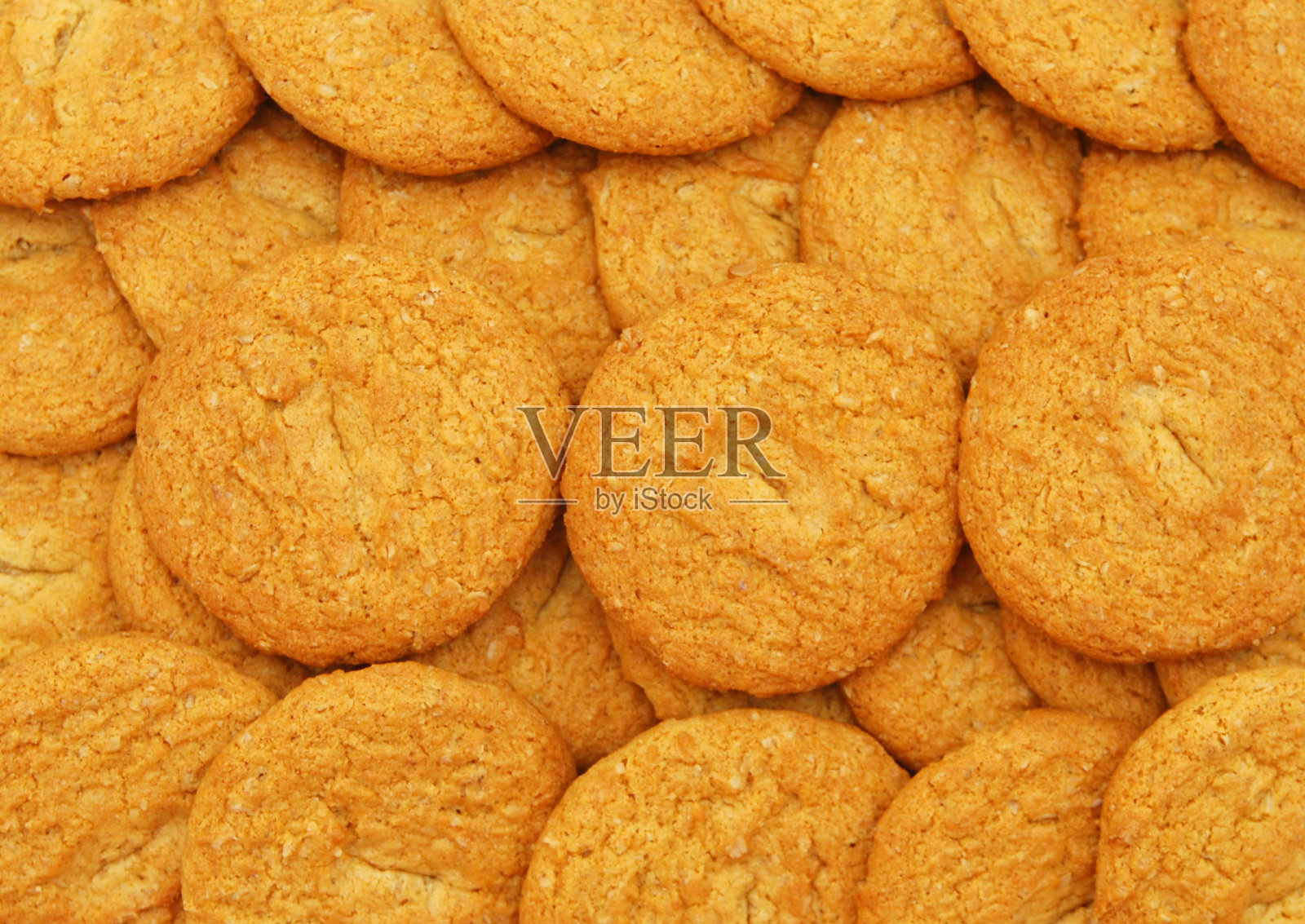 三个自制的燕麦饼干孤立在白色的背景上照片摄影图片