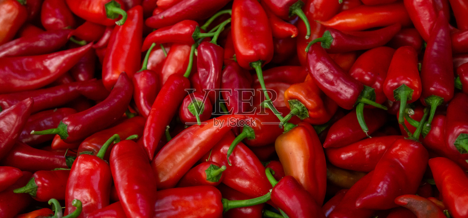 当地农贸市场有很多新鲜的有机红辣椒照片摄影图片