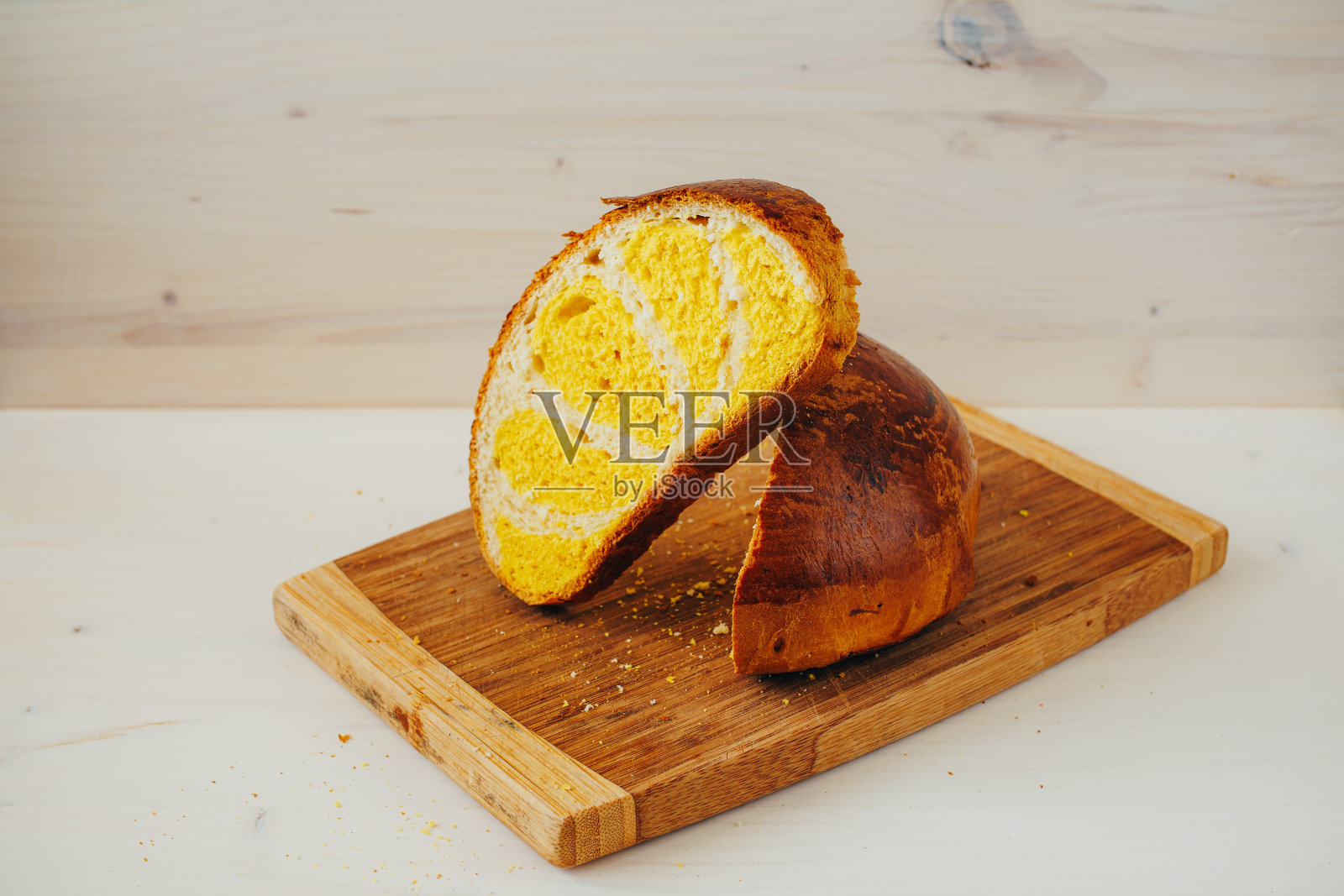 切成薄片的面包在木板上，在白色的木制背景上。照片摄影图片