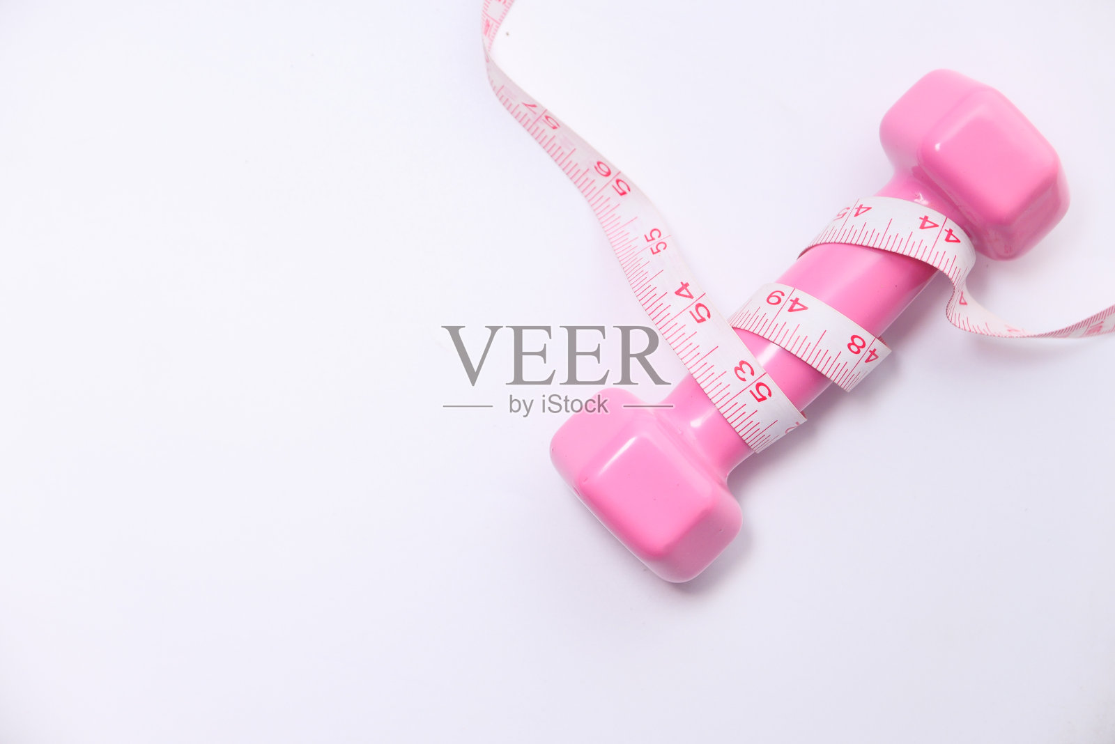 健身概念与哑铃和测量带在白色的背景照片摄影图片