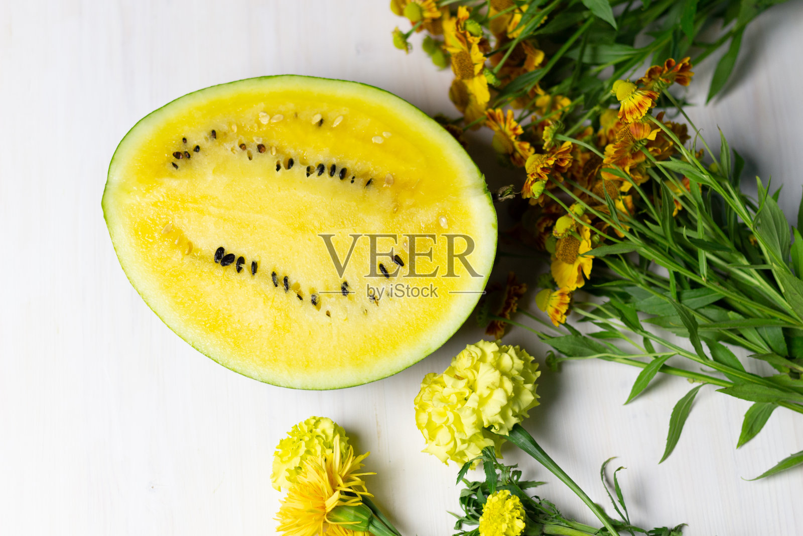 白色木质背景上的黄色西瓜照片摄影图片