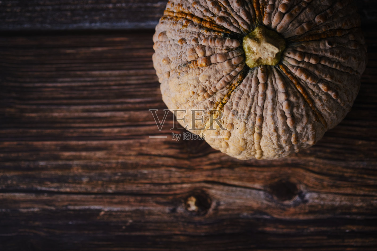 新鲜的黄色南瓜放在质朴的木桌上。照片摄影图片