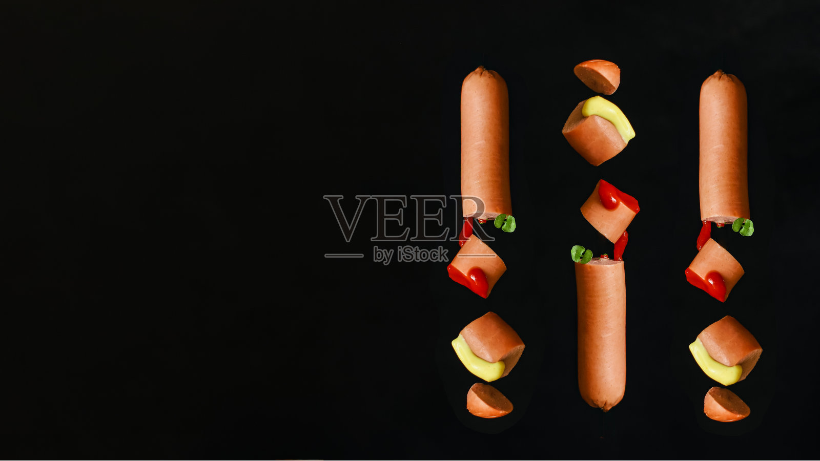 香肠切成块，带酱汁，黑背，食用份量，肉制品，自然的生，俯视图，放置文字拷贝空间照片摄影图片