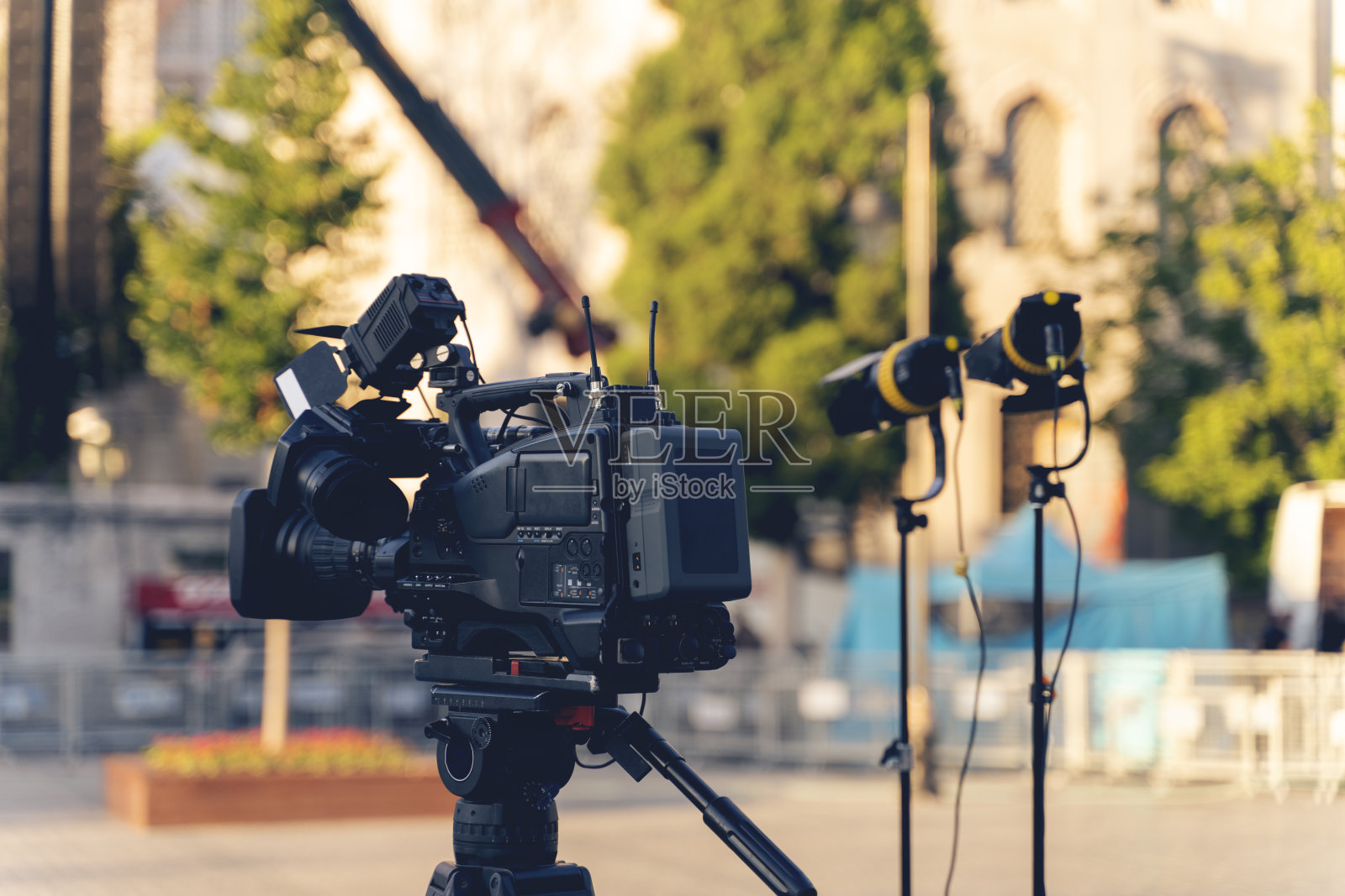 专业的新闻摄像机和灯光设备等待采访照片摄影图片