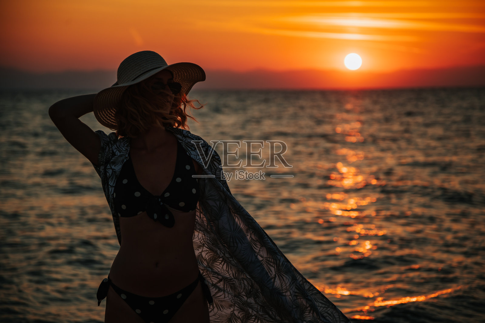 在沙滩上跳舞照片摄影图片