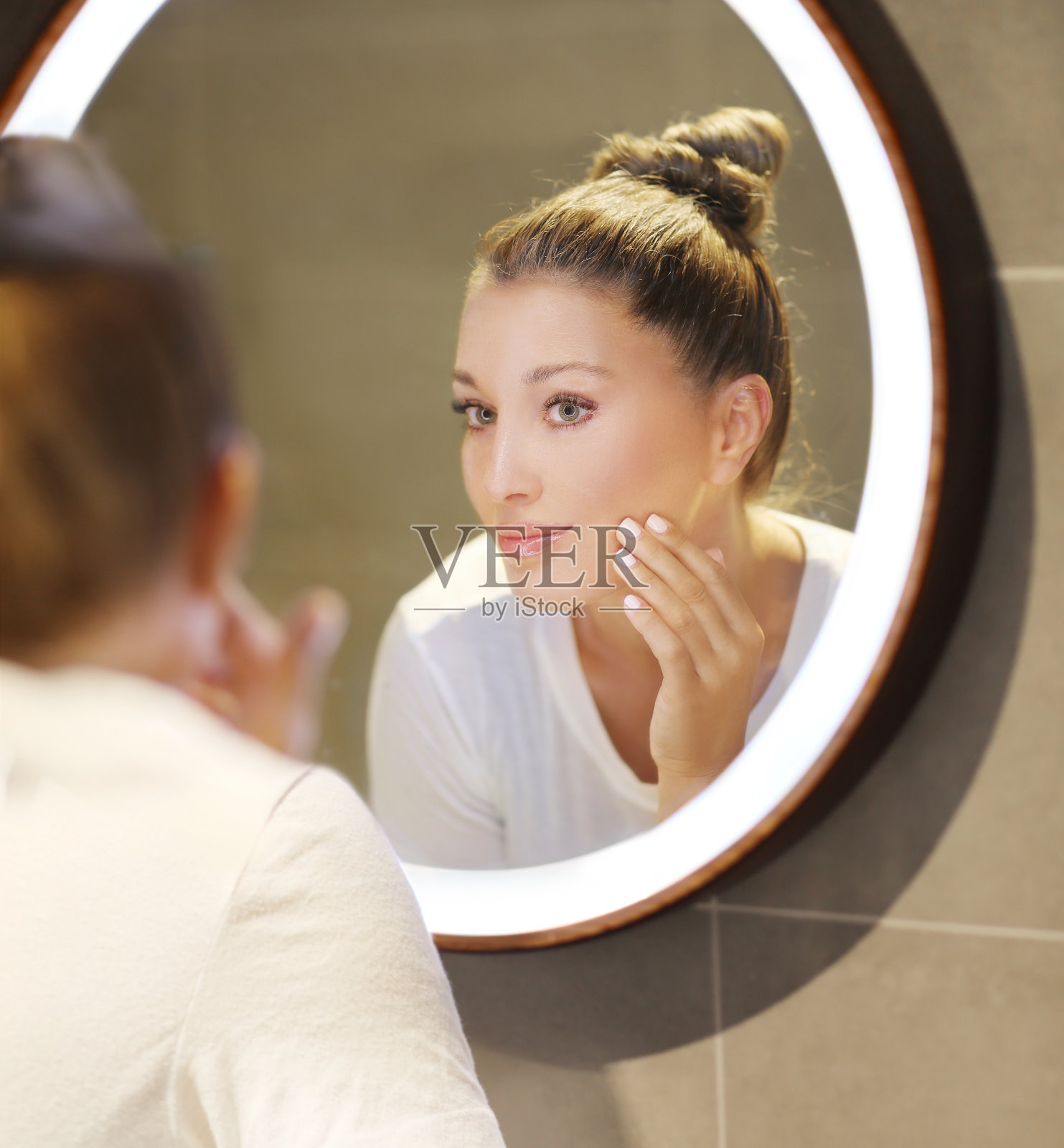 神奇的抗衰老霜。应用奶油照片摄影图片