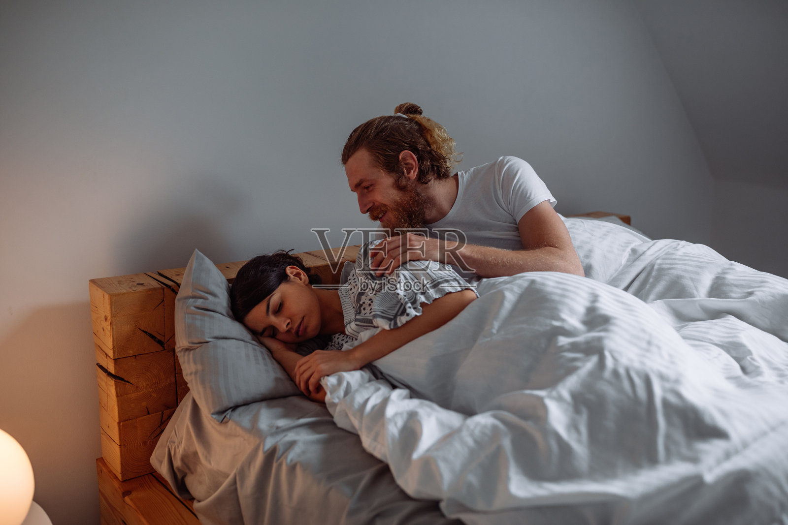 我喜欢看着她醒来照片摄影图片