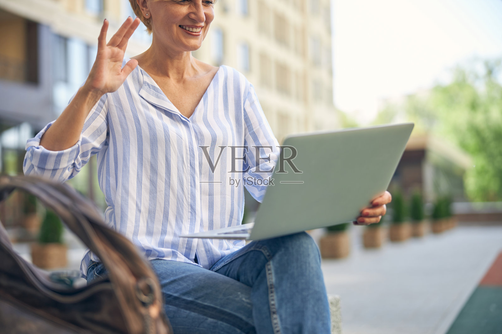 笑容可掬的女士正在打视频电话照片摄影图片