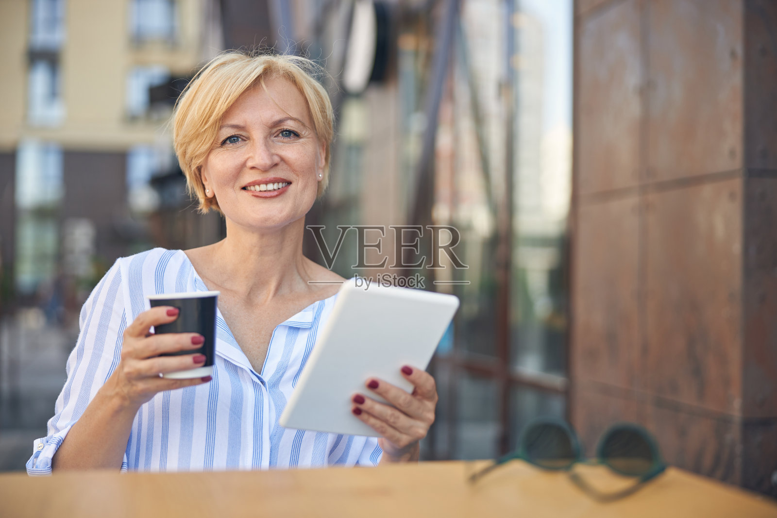 手里拿着纸杯的幸福女人照片摄影图片